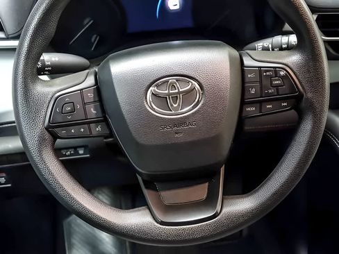 Used 2025 Toyota Sienna LE FWD image 15