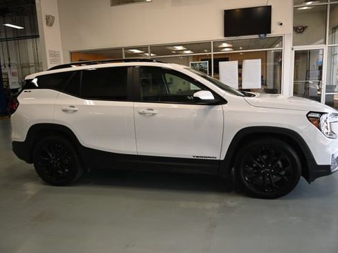 Used 2022 GMC Terrain SLE w/ Driver Convenience Package FWD image 4