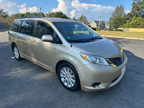 Used 2013 Toyota Sienna LE image 10