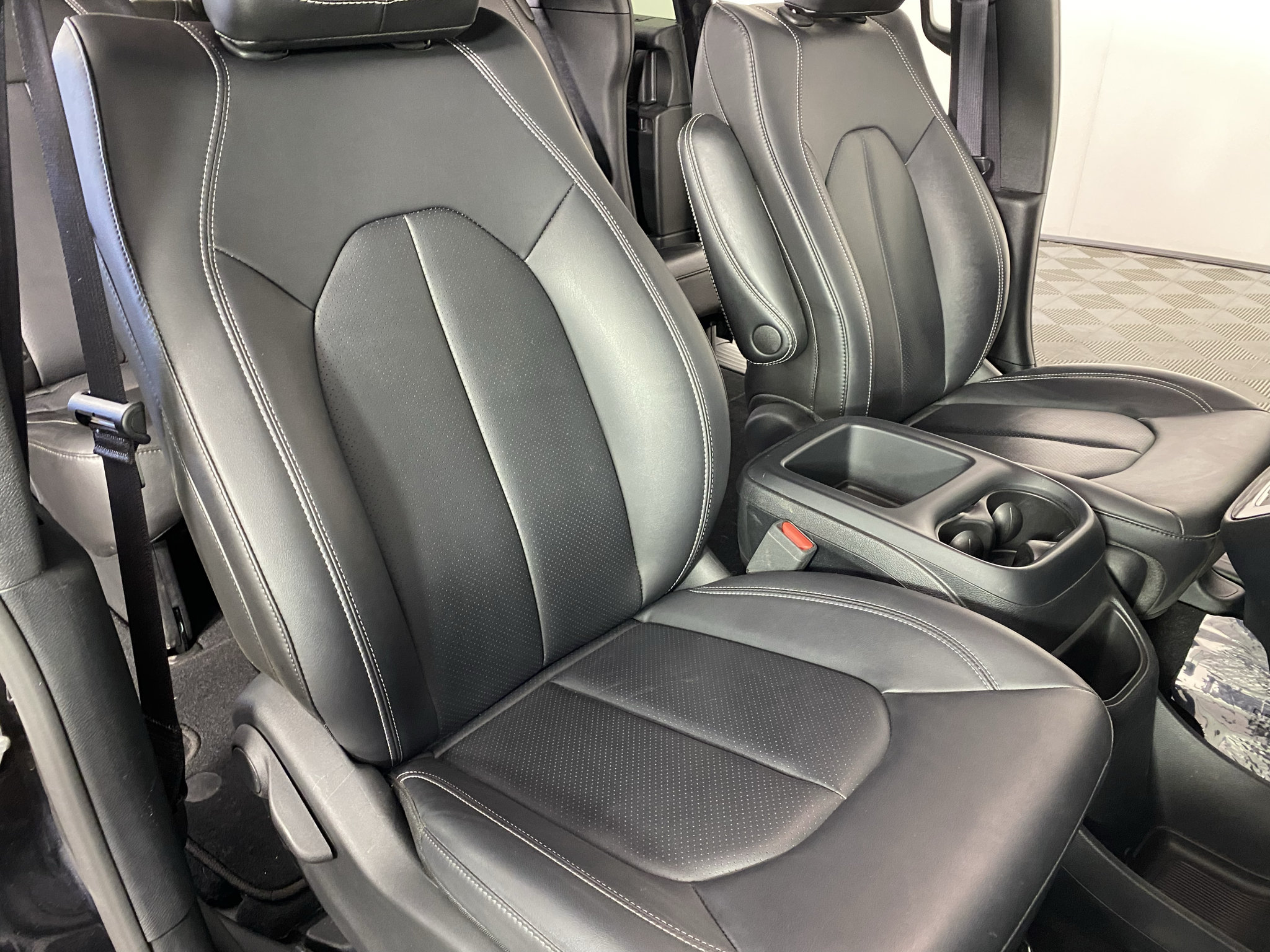 Used 2025 Chrysler Voyager LX FWD image 30