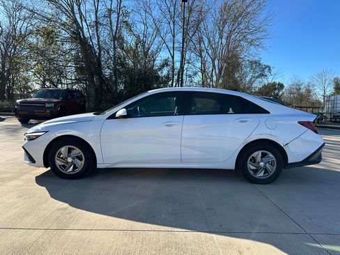 Used 2025 Hyundai Elantra SE image 8