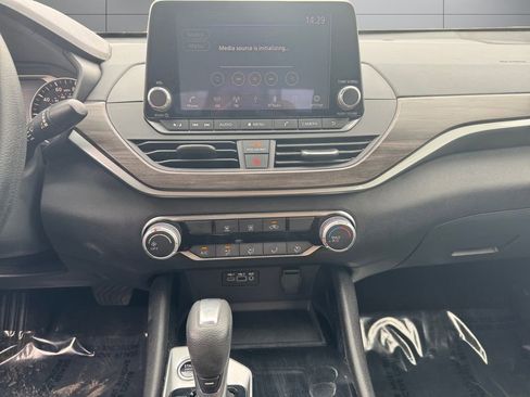 Used 2024 Nissan Altima 2.5 SV FWD image 15