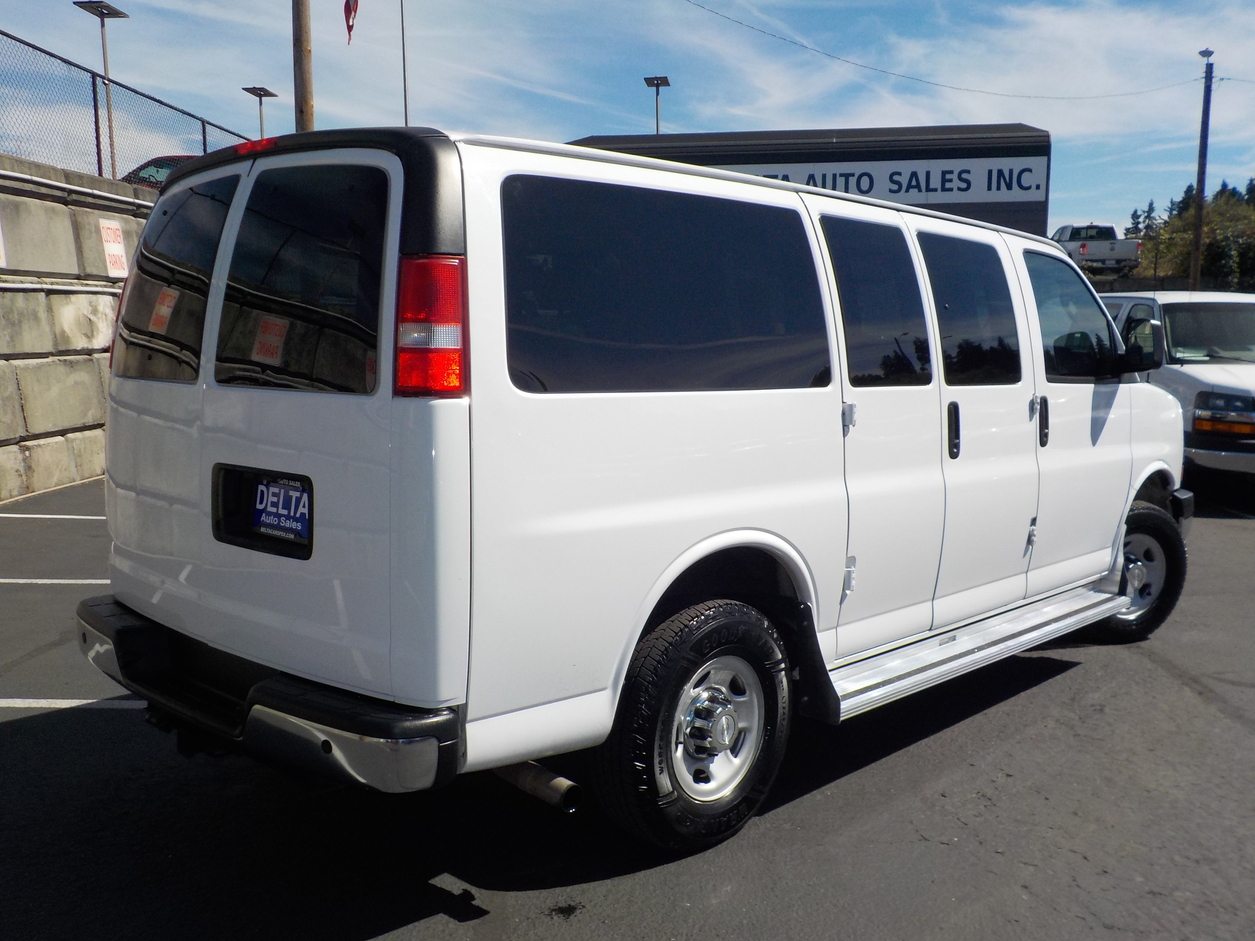 Used 2017 Chevrolet Express 3500 LT w/ LT Preferred Equipment Group RWD image 10