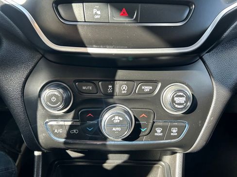 Used 2020 Jeep Cherokee Latitude Plus w/ Comfort/Convenience Group image 29