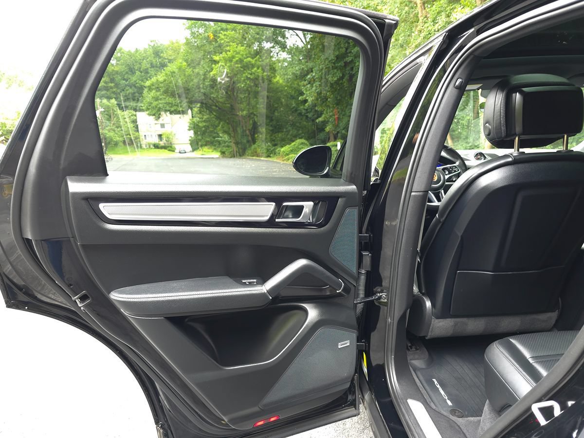 Used 2023 Porsche Cayenne Platinum Edition AWD/4WD image 25
