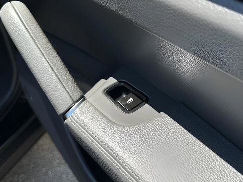 Used 2022 Porsche Cayenne Base image 38