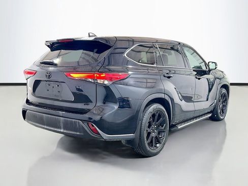Used 2022 Toyota Highlander L FWD image 4