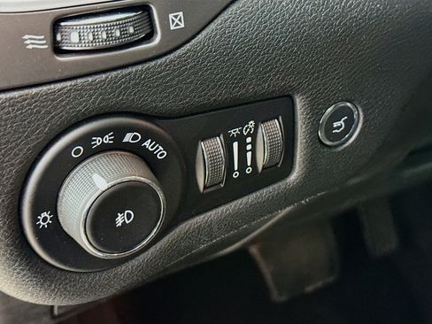 Used 2019 Jeep Cherokee Limited image 9