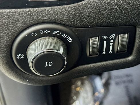 Used 2021 Jeep Cherokee Latitude Plus FWD image 21