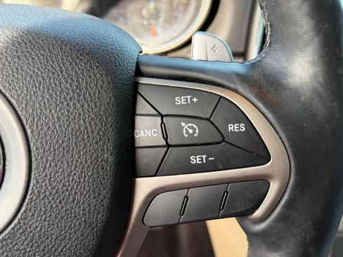 Used 2017 Jeep Grand Cherokee Limited w/ Luxury Group II image 18