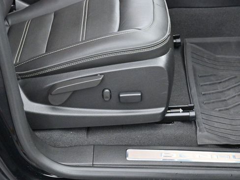 Used 2022 GMC Canyon Denali image 32