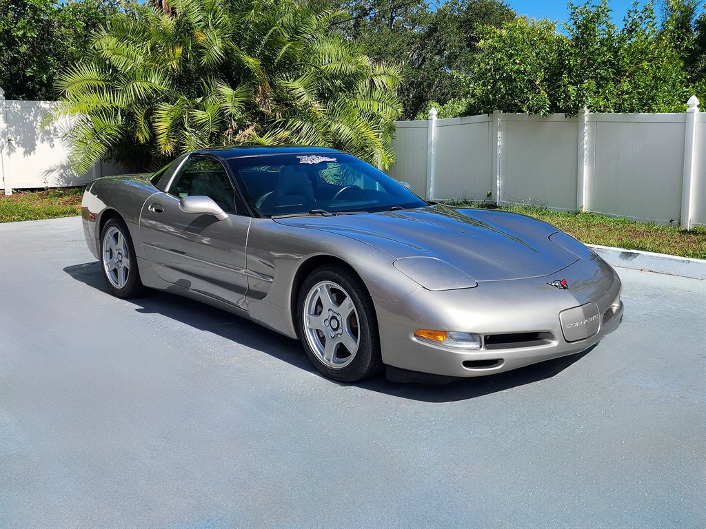 Used 1998 Chevrolet Corvette Coupe w/ Memory Pkg RWD image 10