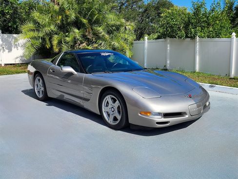 Used 1998 Chevrolet Corvette Coupe w/ Memory Pkg RWD image 10