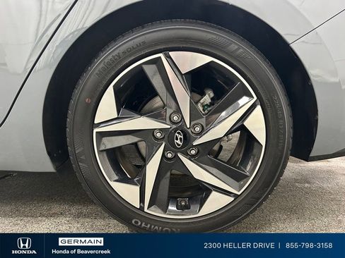 Used 2022 Hyundai Elantra Limited FWD image 14