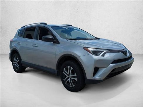 Used 2018 Toyota RAV4 LE FWD image 3