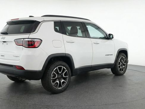 Used 2025 Jeep Compass Trailhawk AWD/4WD image 9