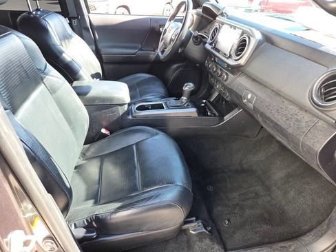Used 2020 Toyota Tacoma TRD Off-Road w/ TRD Premium Off Road Package AWD/4WD image 15
