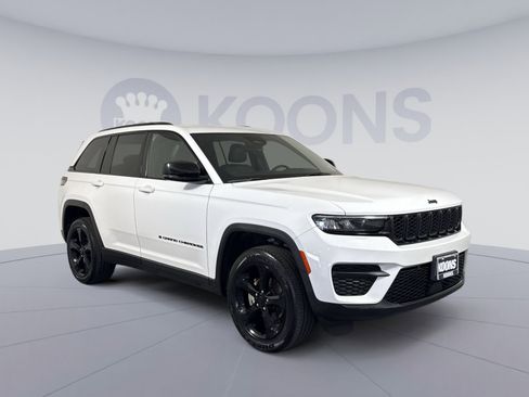 Used 2023 Jeep Grand Cherokee Altitude AWD/4WD image 10