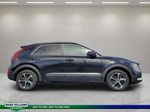 Used 2025 Kia Niro LX FWD image 2