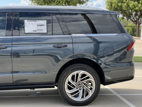 New 2025 Lincoln Navigator Reserve image 6