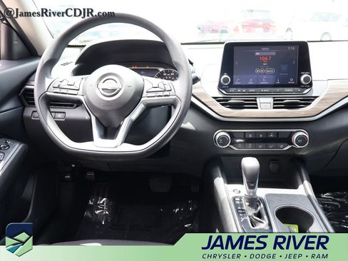 Used 2025 Nissan Altima 2.5 SV FWD image 18