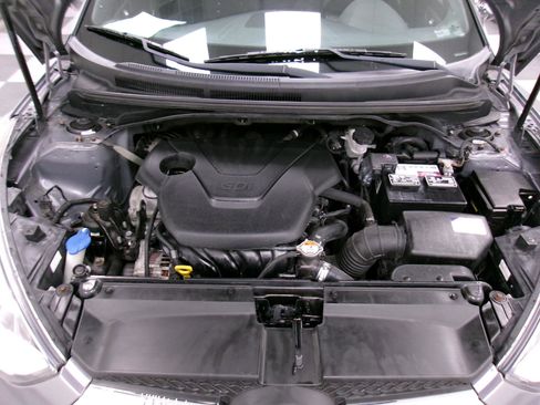 Used 2017 Hyundai Veloster Value Edition image 17