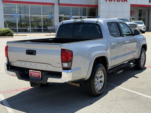 Used 2018 Toyota Tacoma SR5 RWD image 2