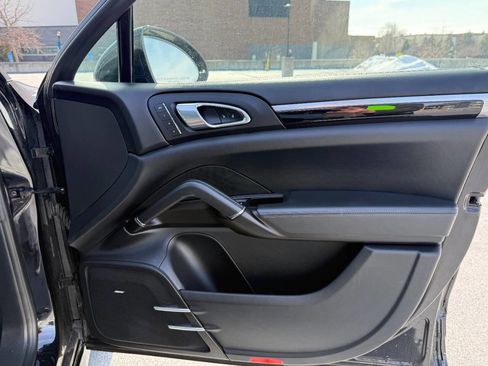 Used 2016 Porsche Cayenne Turbo S image 32