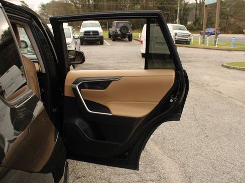 Used 2019 Toyota RAV4 LE FWD image 17