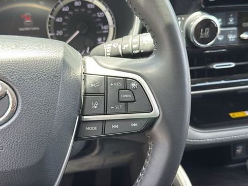 Used 2023 Toyota Highlander XLE FWD image 22