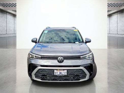 Certified 2025 Volkswagen Taos SE w/ Panoramic Sunroof Package AWD/4WD image 4
