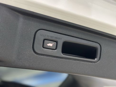 Used 2025 Honda Pilot Black Edition image 8