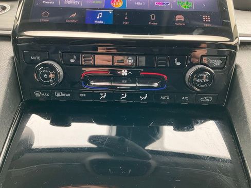 Used 2022 Jeep Grand Cherokee L Limited image 10