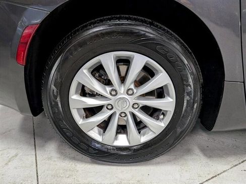 Used 2017 Chrysler Pacifica Touring w/ Tire & Wheel Group image 13
