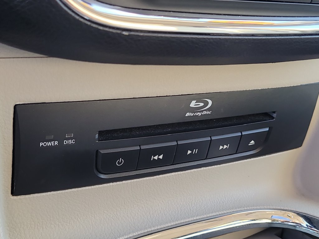 Used 2016 Chrysler Town & Country Touring-L FWD image 25