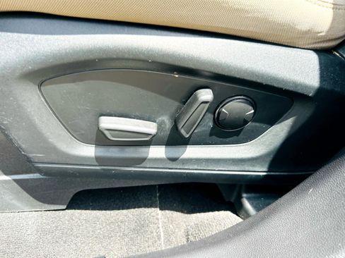 Used 2020 Ford Explorer XLT image 28