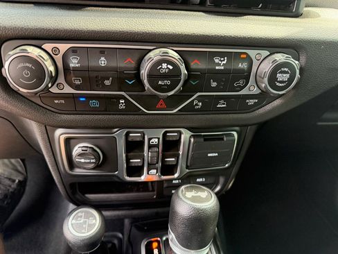 Used 2024 Jeep Wrangler Unlimited w/ Convenience Group AWD/4WD image 22