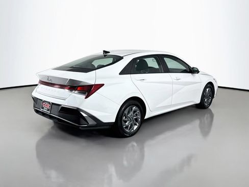 Used 2024 Hyundai Elantra SEL FWD image 5