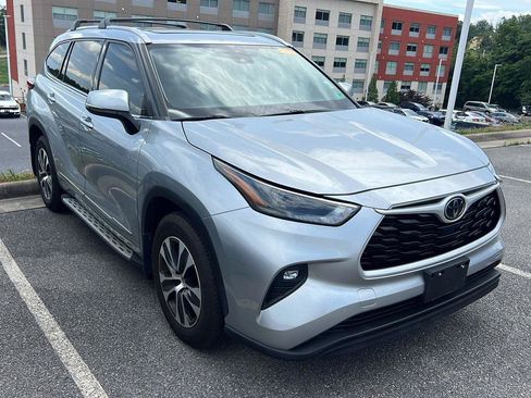 Used 2022 Toyota Highlander XLE AWD/4WD image 6