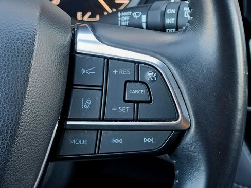 Used 2021 Toyota Highlander XLE FWD image 24
