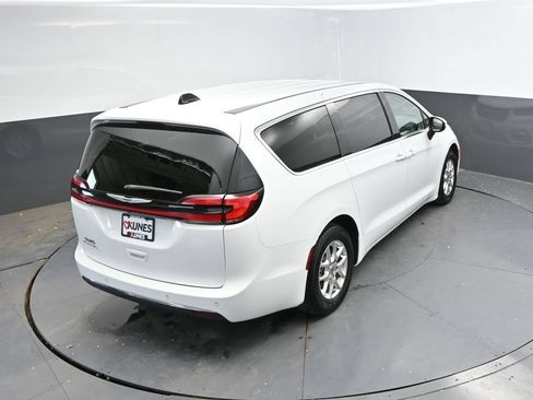 Used 2023 Chrysler Pacifica Touring-L FWD image 32