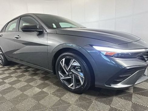 Used 2025 Hyundai Elantra SEL FWD image 2