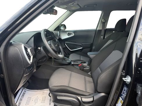 Used 2025 Kia Soul LX w/ LX Technology Package FWD image 9