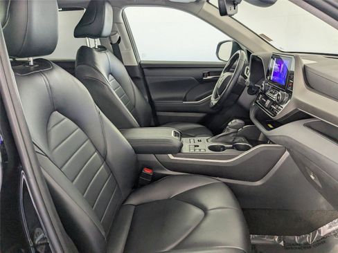 Certified 2023 Toyota Highlander XLE image 5