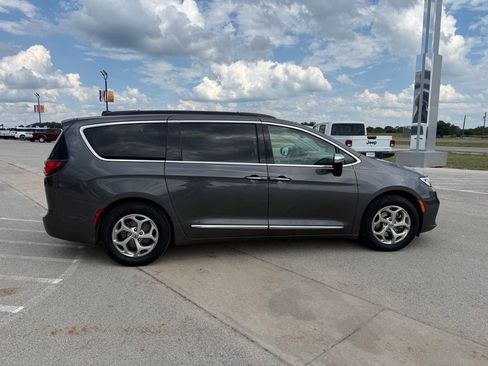 Used 2023 Chrysler Pacifica Limited FWD image 6