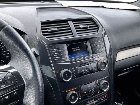 Used 2019 Ford Explorer XLT image 8