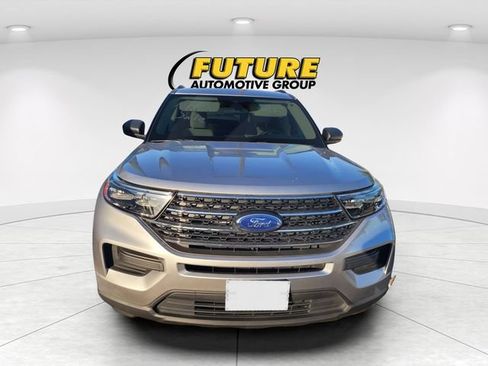 Used 2023 Ford Explorer XLT AWD/4WD image 2