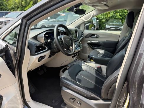 Used 2023 Chrysler Pacifica Touring-L FWD image 8
