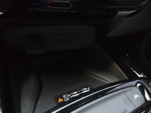 Used 2025 Chevrolet Trax RS w/ Sunroof Package FWD image 32