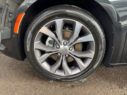 Used 2020 Chrysler Pacifica Limited w/ Tire & Wheel Group FWD image 34